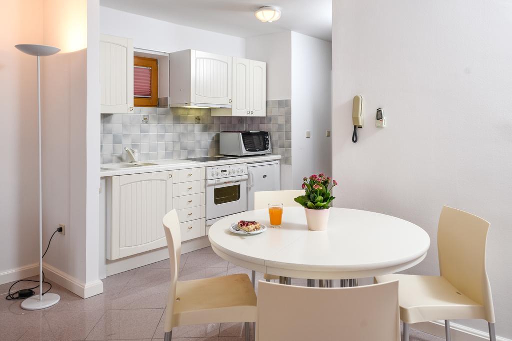 Apartmani Alice Njivice Eksteriør billede
